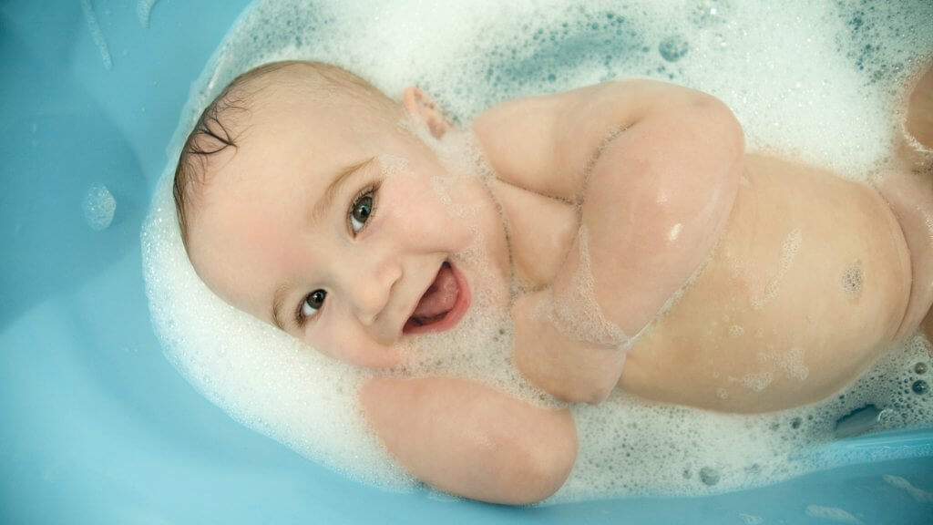 Małe dzieci uwielbiają kąpiele!