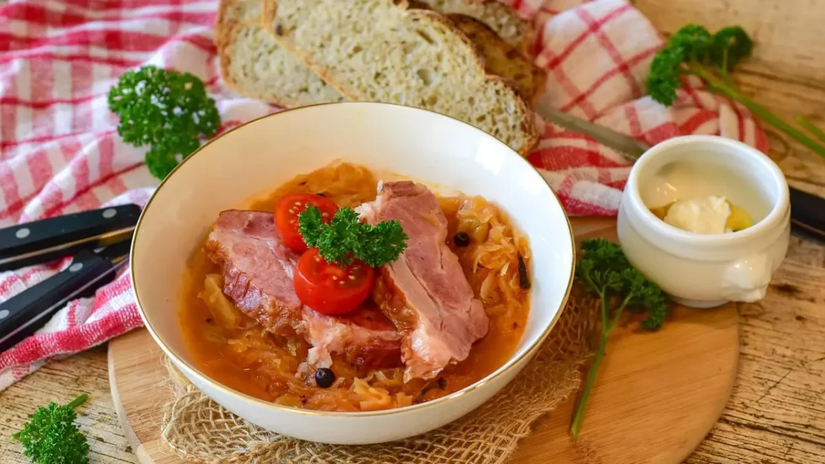 Czy w ciąży można jeść bigos? Sprawdź, czy to bezpieczne dla Ciebie i dziecka!