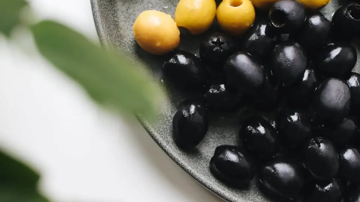 Czy w ciąży można jeść oliwki? Zobacz, czy warto włączyć je do diety!