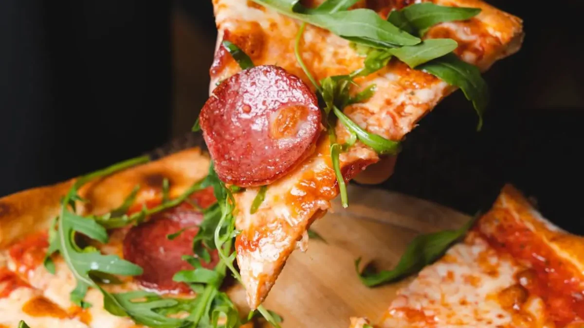 Salami na pizzy – czy można je spożywać będąc w ciąży?