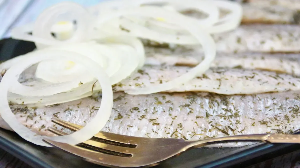 Śledzie marynowane dla kobiet w ciąży – czy są bezpieczne?