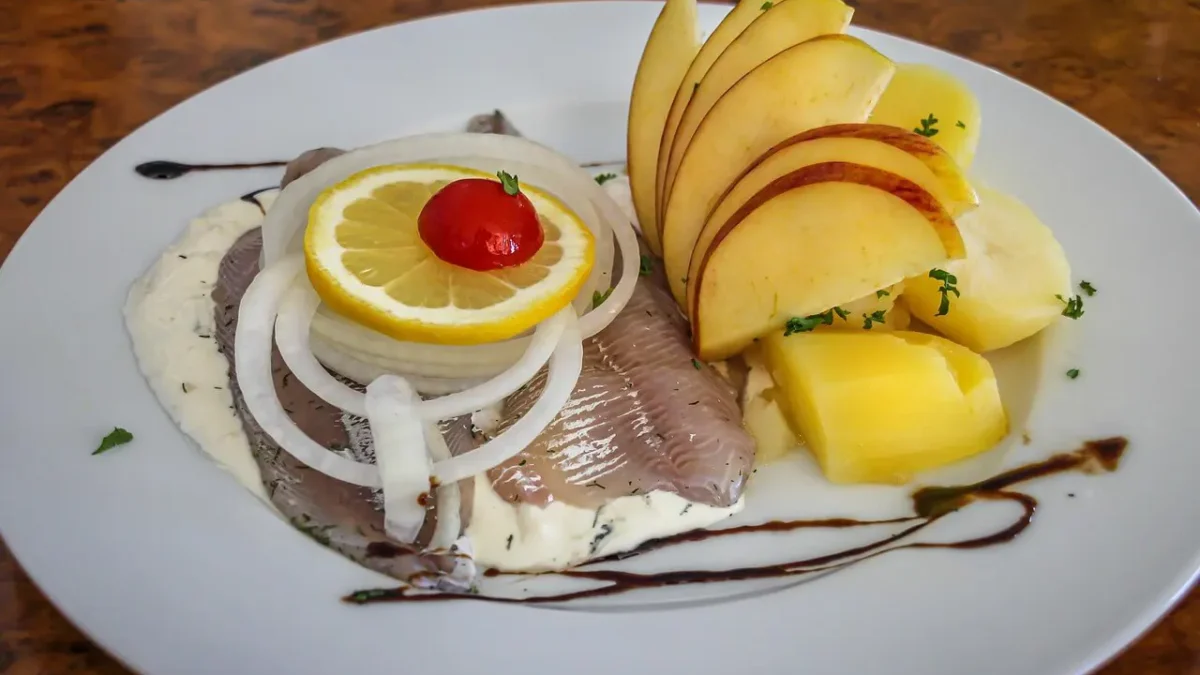 Śledzie w śmietanie w ciąży – czy są bezpieczne?