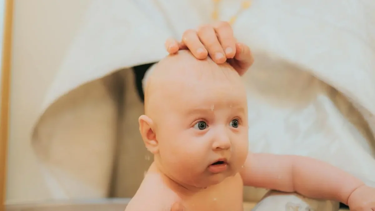 Jak ubrać dziecko na chrzest? Praktyczny poradnik dla rodziców