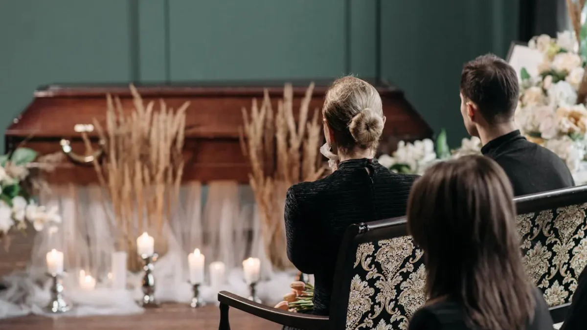 Jak ubrać dziecko na pogrzeb? Poradnik dla rodziców